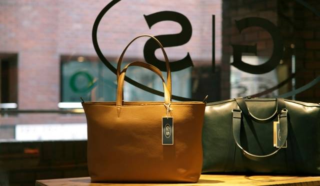 <strong>The General Store</strong>　エルゴポックのバッグ 左＝6万3000円、右＝5万7750円