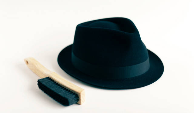 <strong>The General Store</strong>　ジェームス ロックの帽子＆ケントの帽子用ブラシ 帽子＝2万9400円、ブラシ＝3150円