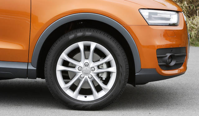 <strong>Audi Q3 2.0TFSI quattro 211PS｜アウディQ3 2.0 TFSIクワトロ 211PS</strong>　標準のホイール。タイヤサイズは235/50R18