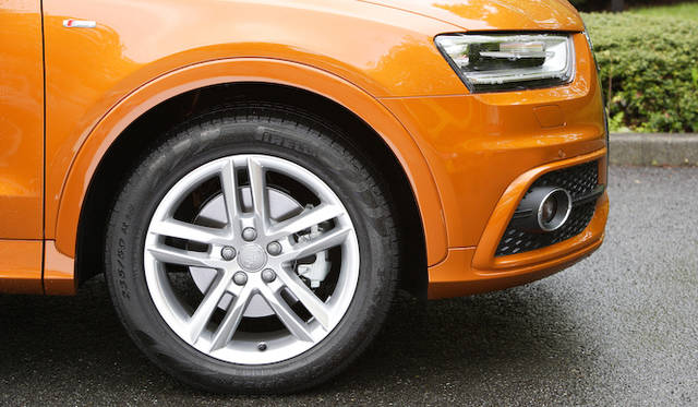 <strong>Audi Q3 2.0TFSI quattro 211PS｜アウディQ3 2.0 TFSIクワトロ 211PS</strong>　「Sラインパッケージ」のホイール。タイヤは標準とかわらず235/50R18