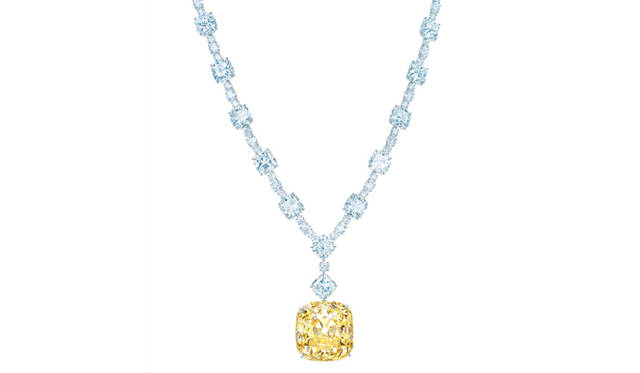 <strong>TIFFANY & Co.│ティファニー</strong>　ブランドを象徴するのが、128.54カラットもあるファンシーイエローの「ティファニー ダイヤモンド」。今回、創業175周年を祝し、この大きなダイヤモンドがネックレスへとあらたにセッティングされた。©Tiffany&Co.