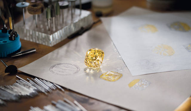 <strong>TIFFANY & Co.│ティファニー</strong>　スケッチのうえに置かれた「ティファニー ダイヤモンド」