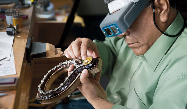 <strong>TIFFANY & Co.│ティファニー</strong>　「ティファニー ダイヤモンド」をセットする職人