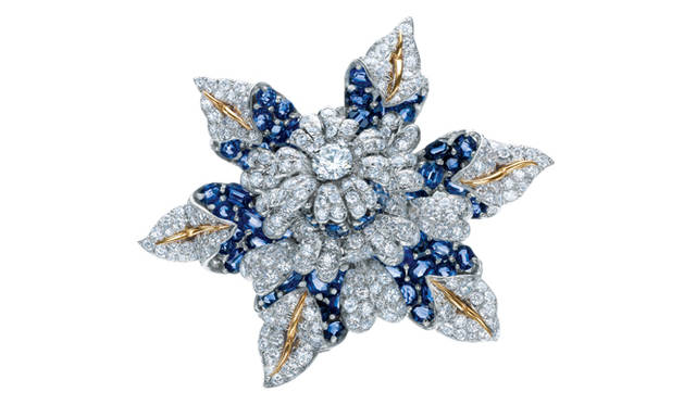 <strong>TIFFANY & Co.│ティファニー</strong>　エキシビションで一般公開されるジュエリーのひとつ。花を模したクリップ。©Tiffany&Co.