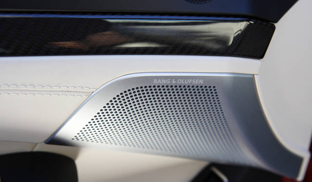 <strong>Mercedes-Benz SL63AMG｜メルセデス・ベンツ SL63AMG</strong><br>Bang & Olufsen BeoSound AMG high-end surround sound system