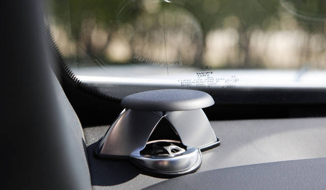 <strong>Mercedes-Benz SL63AMG｜メルセデス・ベンツ SL63AMG</strong><br>Bang & Olufsen BeoSound AMG high-end surround sound system