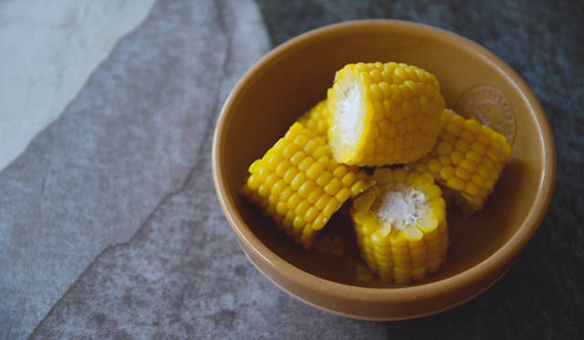 <strong>「CRAFT REAL : SAMPLING NORDIC 2012」</strong>　デザイナー Atelier NL「Clay Service」4830円（Royal Tichelaar Makkum）