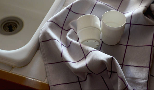 <strong>「CRAFT REAL : SAMPLING NORDIC 2012」</strong>　デザイナー craft_one「concrete craft Stacking Cup」2940円※2個セット（craft_one）、デザイナー Scholten & Baijings「Tea Towel(Kitchen Tile)」3465円※2枚セット（HAY）