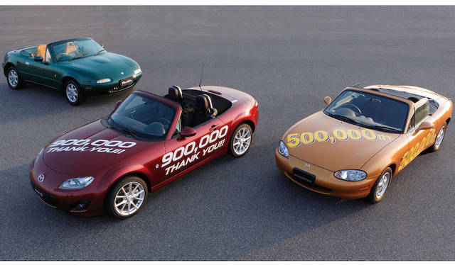 マツダ「ロードスター」、左が初代、中央が現行（3代目）、右が2代目