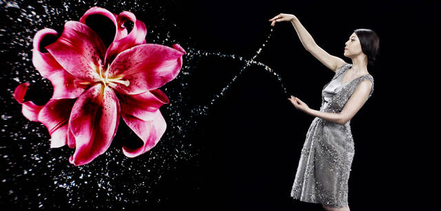 <strong>GIORGIO ARMANI｜ジョルジオ アルマーニ</strong><br />胸もとが深く開いたドレスは、女性のデコルテを美しく彩ってくれる。随所にスパンコールがあしらわれ、まるで海の中で泡立つ波を表現しているかのよう。ドレス 336万円（ジョルジオ アルマーニ／ジョルジオ アルマーニ ジャパン）