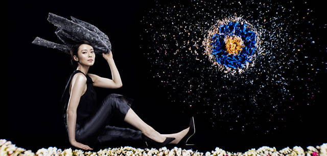 <strong>GIORGIO ARMANI｜ジョルジオ アルマーニ</strong><br />マットな黒、グロッシーな輝きを放つ黒……ジョルジオ アルマーニの「黒」は、素材によってまったくちがう表情がありながらも、凛とした強さと優しさををもち併せる。マタドールのようなジャケットも、スパンコールでぐっとゴージャスに。ブラウス 14万7000円、パンツ 7万6650円、ジャケット 178万5000円、シューズ 6万900円（ジョルジオ アルマーニ／ジョルジオ アルマーニ ジャパン）