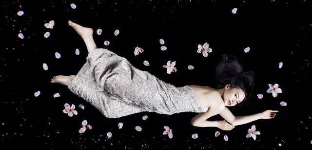 <strong>GIORGIO ARMANI｜ジョルジオ アルマーニ</strong><br />大小さまざまな大きさのスパンコールがあしらわれ、まるで全身を海の泡に包まれたかのよう。まとうだけで日常を離れ、ファンタジーの世界へと誘ってくれるはずだ。ドレス 441万円（ジョルジオ アルマーニ／ジョルジオ アルマーニ ジャパン）