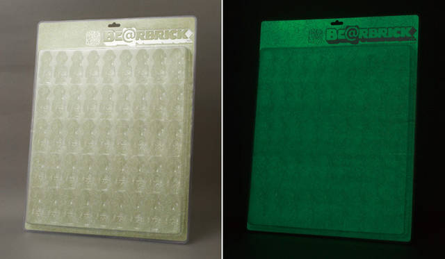 　「MEDICOM TOY EXHIBITION ’12」開催記念商品　BE@RBRICK ディスプレイブリスターボード G.I.D.Ver. 70％ 1680円、100％ 2100円 ※写真は100％