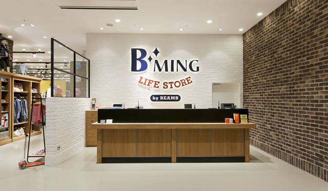 <strong>BEAMS｜ビームス</strong>　入口正面のレジカウンター