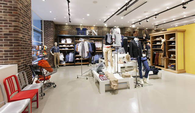 <strong>BEAMS｜ビームス</strong>　入口付近 メンズカジュアルコーナー