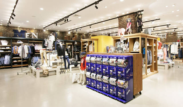 <strong>BEAMS｜ビームス</strong>　入口付近 ガチャガチャコーナー