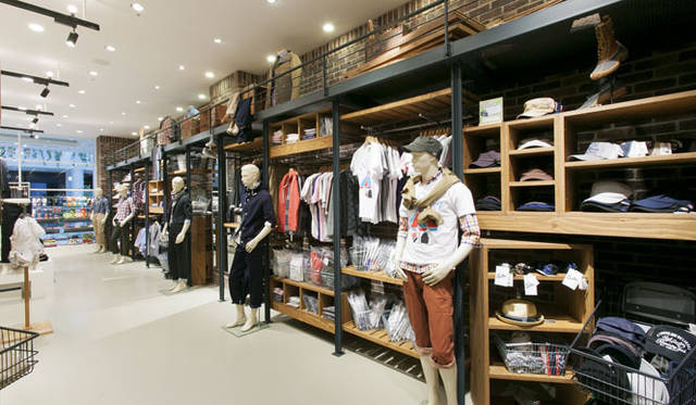 <strong>BEAMS｜ビームス</strong>　メンズ カジュアルコーナー全景