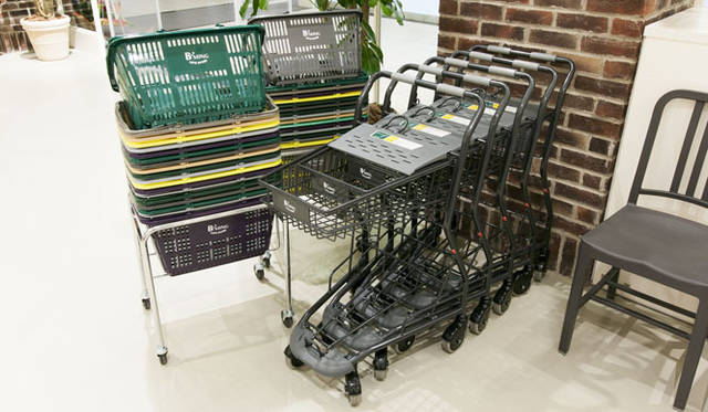 <strong>BEAMS｜ビームス</strong>　入口付近 買いものカゴとカート