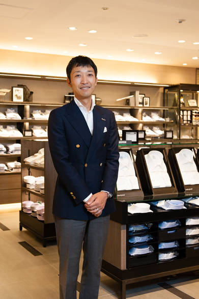 <strong>阪急MEN’S TOKYO｜6月 “ハイセンスに楽しむクールビズ”</strong>　阪急MEN’S TOKYO営業企画部 豊川浩二氏