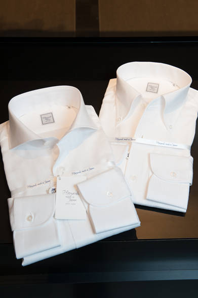 <strong>阪急MEN’S TOKYO｜6月 “ハイセンスに楽しむクールビズ”</strong>　HITOYOSHIのシャツ。右がイタリアンボタンダウン、左がカッタウェイ