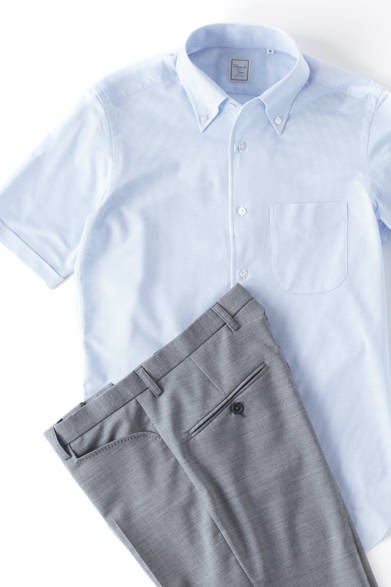 <strong>阪急MEN’S TOKYO｜6月 “ハイセンスに楽しむクールビズ”</strong>　イタリアンボタンダウン半袖ニットシャツ9975円（HITOYOSHI）、DREY TECH STRETCH WOOL 3万2550円（J.リンドバーグ）