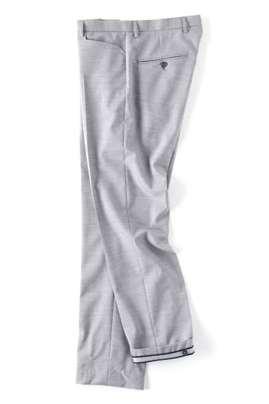 <strong>阪急MEN’S TOKYO｜6月 “ハイセンスに楽しむクールビズ”</strong>　ストレッチ性と強撚性に優れた素材を使用し、裾を折り返すとリフレクターとアジャスター付き。自転車での通勤に最適なシリーズ。DRY TECH STRETCH WOOL 3万2550円（J.リンドバーグ）