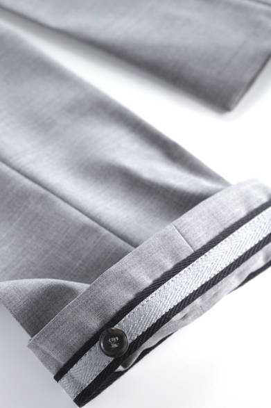 <strong>阪急MEN’S TOKYO｜6月 “ハイセンスに楽しむクールビズ”</strong>　ストレッチ性と強撚性に優れた素材を使用し、裾を折り返すとリフレクターとアジャスター付き。自転車での通勤に最適なシリーズ。DRY TECH STRETCH WOOL 3万2550円（J.リンドバーグ）