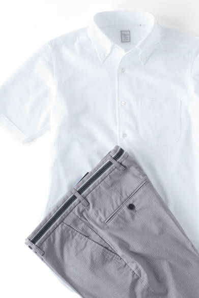 <strong>阪急MEN’S TOKYO｜6月 “ハイセンスに楽しむクールビズ”</strong>　イタリアンボタンダウン半袖ニットシャツ9975円（HITOYOSHI）、NICOLAS SLIM 2万4150円（J.リンドバーグ）