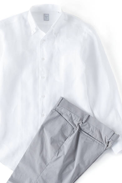 <strong>阪急MEN’S TOKYO｜6月 “ハイセンスに楽しむクールビズ”</strong>　イタリアンボタンダウン長袖麻シャツ1万1550円（HITOYOSHI）、クールモーションスラックス1万9950円（ランバン オン ブルー）