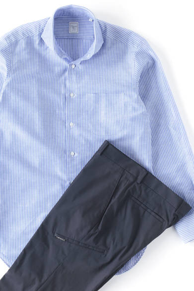 <strong>阪急MEN’S TOKYO｜6月 “ハイセンスに楽しむクールビズ”</strong>　カッタウェイ長袖綿麻シャツ1万1550円（HITOYOSHI）、クールマックススラックス1万8900円（ランバン オン ブルー）
