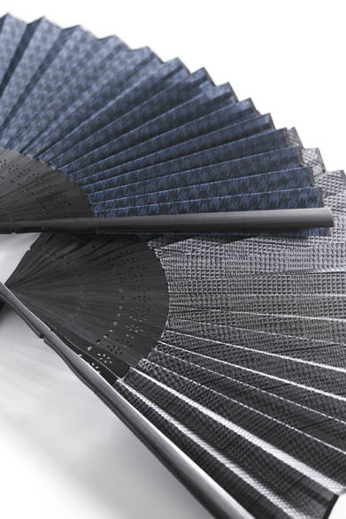 <strong>阪急MEN’S TOKYO｜6月 “ハイセンスに楽しむクールビズ”</strong>　スーツやネクタイなどに使用されるクラシックな柄の阪急オリジナル扇子。扇子各5250円