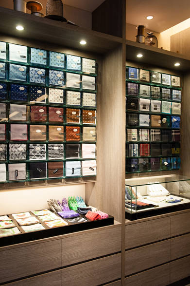 <strong>阪急MEN’S TOKYO｜6月 “ハイセンスに楽しむクールビズ”</strong>　阪急MEN’S TOKYO 地下1階 ハンカチ売り場