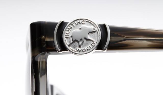 <strong>ハンティング・ワールド</strong>　サイドには、ブランドロゴである「牙のない仔象」が大胆にあしらわれている