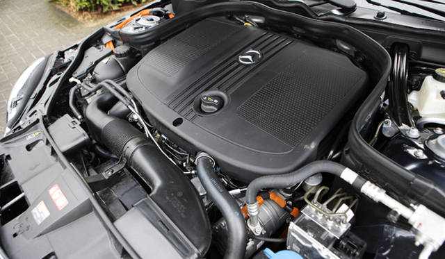 <strong>Mercedes-Benz E300 BlueTEC Hybrid｜メルセデス・ベンツ E300 ブルーテック ハイブリッド</strong>