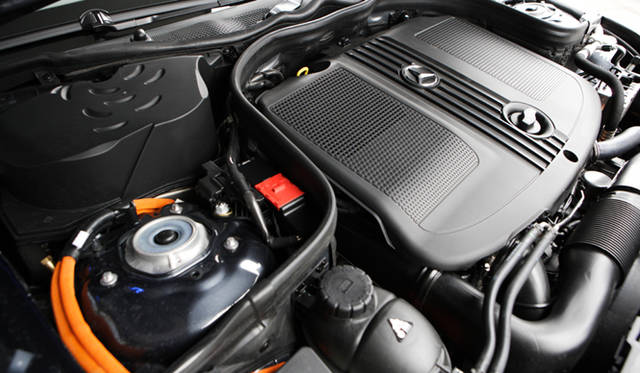 <strong>Mercedes-Benz E300 BlueTEC Hybrid｜メルセデス・ベンツ E300 ブルーテック ハイブリッド</strong>