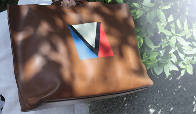 <strong>LOUIS VUITTON｜ルイ・ヴィトン</strong>　42万8400円（ルイ・ヴィトン カスタマーサービス／Tel. 03-3478-2100）　http://www.louisvuitton.jp