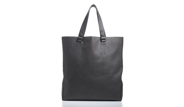 <strong>LANVIN｜ランバン</strong>　ペッカリー風に型押しされたカーフスキンを使ったトートバック。シンプルだがエレガントな雰囲気が漂う、ランバンらしい一品だ。持ち手の付け根部分に刺繍された同ブランドを象徴するステッチがアクセントとなっている。スーツにもマッチする万能選手だ。H40×W36×D10.5cm。<br /><br />12万7050円<br />ランバン ジャパン<br />Tel. 03-3289-2782<br />http://www.lanvin.com/