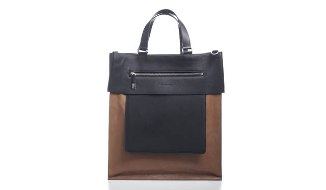 <strong>DIOR HOMME｜ディオール オム</strong>　今シーズンのディオール オムを象徴する、ブラック×ハバナのツートーンカラーを採用したトートは、ランウェイにも登場した人気モデル。表地と裏地に最高級のカーフレザーを使用するなど、シンプルさのなかに圧倒的なクオリティを備えている。H48×W42×D15cm。<br /><br />59万8500円<br />クリスチャン ディオール<br />Tel.03-3263-2266<br />http://www.dior.com/