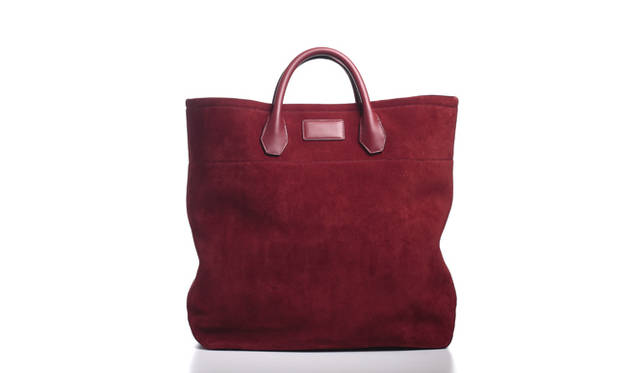 <strong>TOM FORD｜トム・フォード</strong>　ボディは上質なスエード素材、持ち手には光沢のあるカーフ。深みのある深みのある赤の色合いがじつにエレガントなトートバッグだ。一貫してシンプルに、ラグジュアリーに仕上げることで、革本来の良さを十分に感じられるモデルに。リゾートシーンにも対応してくれそうなトートである。H43×W42×D14cm。<br /><br />19万9500円（トム フォード）<br />（トム フォード ジャパン<br />Tel.03-5466-1123<br />http://www.tomford.com/