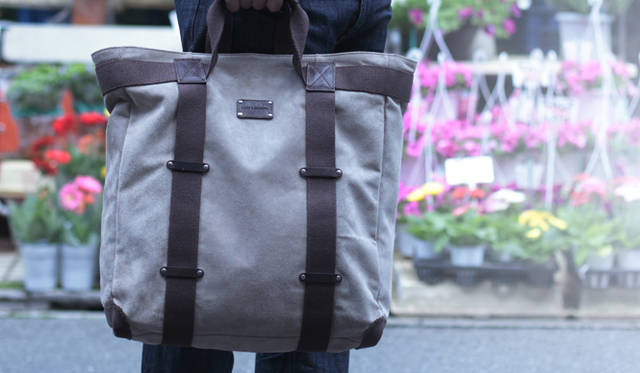 <strong>DOLCE&GABBANA｜ドルチェ＆ガッバーナ</strong>　7万3500円（ドルチェ＆ガッバーナ ジャパン／Tel. 03-6419-2220）　http://www.dolcegabbana.jp/