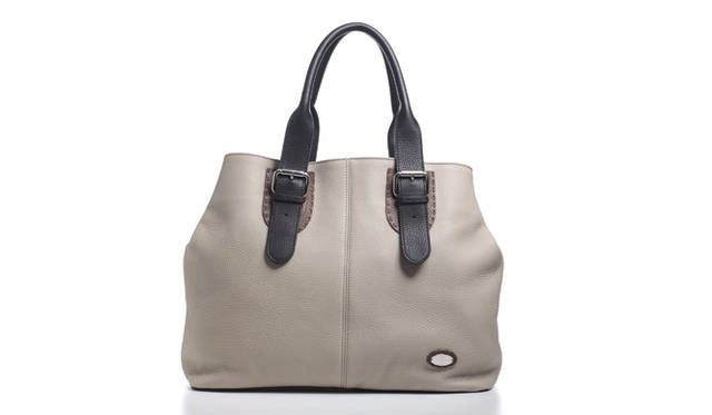 <strong>FENDI｜フェンディ</strong>　フェンディの定番であるセレリアシリーズのトートバッグは、最高級のカーフレザー「クオイオ ローマ」を用い、熟練した職人の手によって丁寧に作られている。洗練されたルックスにもかかわらず優れた収納性を誇り、一泊程度の旅行なら十分に対応してくれる。内側に縫い付けられたシルバープレートもハンドメイドの証だ。H34×W43×D16cm。<br /><br />26万4600円<br />フェンディ ジャパン<br />Tel. 03-5414-6762<br />http://www.fendi.com/