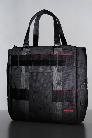 バリスティックナイロンという素材をビジネスシーンに浸透させた立役者的ブランド。撥水性や耐久性の高さは申し分なし。書類などを折り曲げることなく収納できる縦長タイプで、メイン収納部の前後にもポケットを備え、ビジネスツールを機能的に整理できる。“ビジカジ”トートの定番として認定したい。H35×W35×D15cm。<br /><br />3万450円<br /><br />セルツリミテッド<br />Tel. 03-3448-1330<br />http://www.sellts.com/briefing/