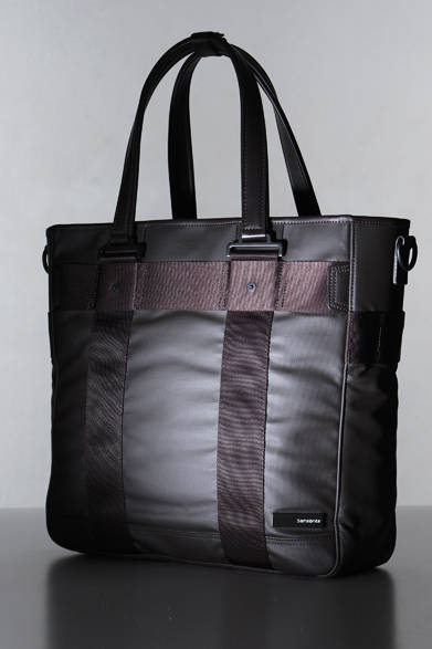 東レの「Lightduty®」というナイロンを使ったトート。通常のナイロンの約5倍の強度を誇りながら、なんと50％を空気が占めるという素材だ。抜群の軽さで、ウレタンフィット加工により高い撥水性を確保。デザインもスタイリッシュで、ビジネストートとして申し分のない出来ばえである。H35×W36×D12cm。<br /><br />3万5700円（サムソナイト）<br /><br />サムソナイト・ジャパン<br />Tel. 0800-12-36910<br />http://www.samsonite.co.jp/