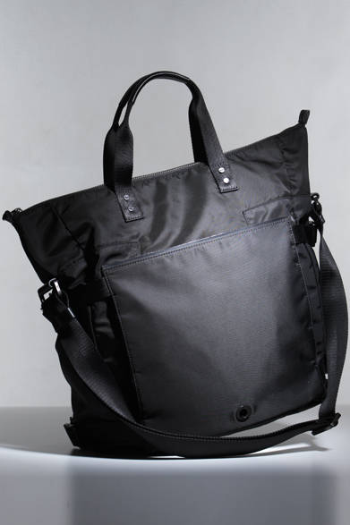 軽量かつ丈夫な高密度ナイロン素材のトートは、大きなフロントジップポケット、ミュージックプレイヤーのコードを通せるアイレットや内側の細かなポケットなど機能性に優れたディテールが満載。書類や手帳からデジタルツールまで、きっちりと整理できる。ビジネスシーンを強力にサポートしてくれるトートバッグだ。 H41.2×W34.5×D16.5cm。 <br /><br />  <br /> 3万2550円（ロー） <br /><br /> スタイル・インデックス<br /> Tel. 03-5625-8133<br />