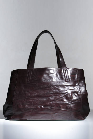 ダニエル＆ボブにおいて高い人気を誇るエクスクルーシヴレザー、ローディーを使ったトートバッグ。シワがほどこされたレザーの独特な質感が、“ビジカジ”スタイルにマッチする。肩掛けはもちろん、手持ちもできるハンドルの長さは絶妙。サイドのスナップボタンでサイズ調節も可能だ。機能性にも優れたエレガントなトートである。H31×W42×D14cm。<br /><br />8万9250円<br /><br />セルツリミテッド<br />Tel. 03-3448-1330<br />http://www.sellts.com/danielandbob/