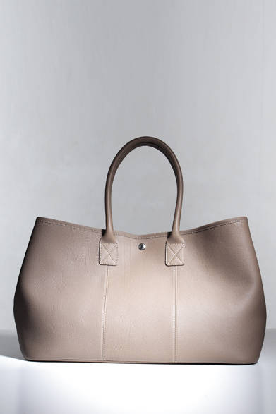 一見非常にシンプルだが、内側のストラップを調節することで形状を変えられたり、微妙なサイズ調整もできる優れもの。ボディのシュランケンカーフが上品な雰囲気を漂わせつつ、マチの両サイドのガルーシャ（エイ）革がアクセントになっている。ジャケットスタイルとの相性は抜群、オン、オフともに活躍しそうな、懐の広さを感じるデザインだ。H29×W45×D21cm。<br /><br />6万9300円（ワイルドスワンズ）<br /><br />ケイズファクトリー<br />Tel. 03-6226-3533<br />http://www.wildswans.jp/