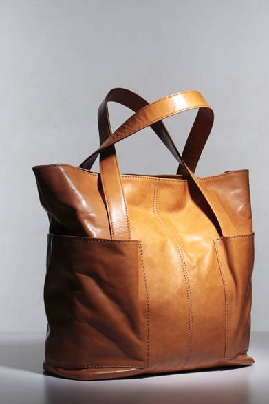 柔らかく、クセのないヌメ革を使い、ステッチの太さやピッチで個性的な味付けをほどこしたトート。それでいてクラフト感を前面に出すことなく、ビジネススタイルにもマッチするシンプルな顔つきだ。大きなインナースペース、前後に回り込んだ両サイドのポケットなど、収納力は抜群だ。H35×W41×D13cm。<br /><br />4万950円（ボーデッサン）<br /><br />ボーデッサン銀座<br />Tel.03-5524-0321<br />http://www.beau-dessin.com/