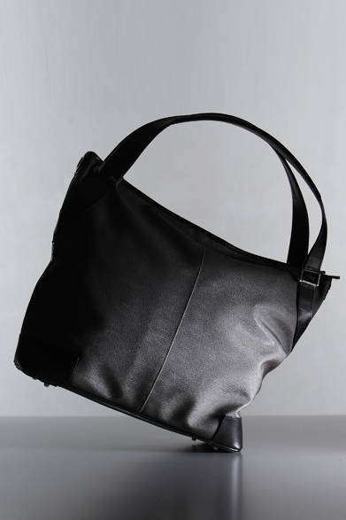 ブラビューラデルティのトートバッグは、防水性と耐久性に優れた塩化ビニール素材をボディに使用。ストラップや底部にはレザーを採用し、ほどよい高級感も漂わせている。十分な収納力を誇る大きさも魅力だ。モードを感じさせるデザインなので、カジュアルな着こなしの時にもぜひ活用してほしい。H35×W48×D14cm。<br /><br />5万1450円（ブラビューラデルティ） <br /><br />バイズ表参道ヒルズ店 <br />Tel.03-5785-0700 <br />http://www.bravura.jp/