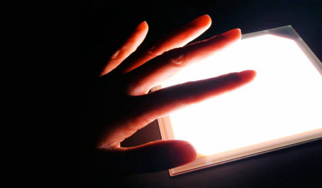 <strong>Lumiotec</strong>　ルミオテックでは、約2ミリという薄さの有機ELパネルを2008年から生産