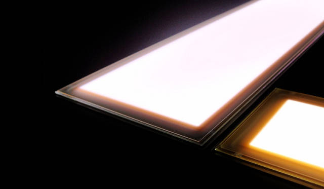 <strong>Lumiotec</strong>　基板上に薄い膜を重ねた構造で、有機物に電圧をかけることで面全体が発光する仕組み